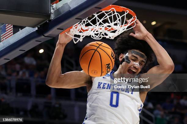 Jacob Toppin of the Kentucky Wildcats dunks the ball against the Saint Peter's Peacocks during the first half in the first round game of the 2022...