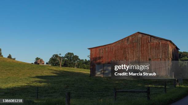 a red barn in the midwest usa - red barn usa stock-fotos und bilder