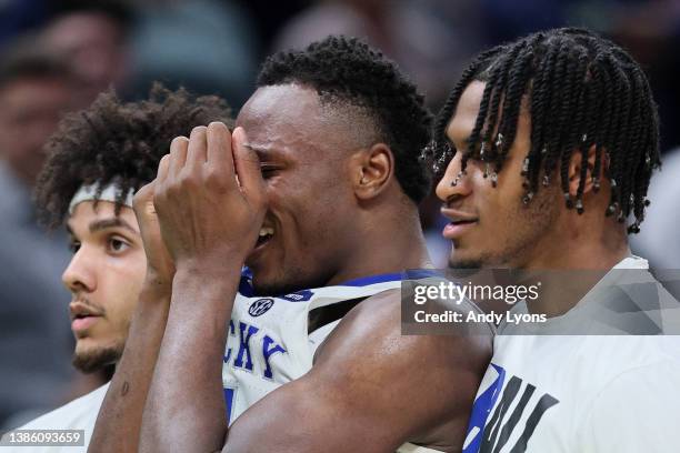 Oscar Tshiebwe of the Kentucky Wildcats reacts with his teammates after their overtime loss to the Saint Peter's Peacocks in the first round game of...