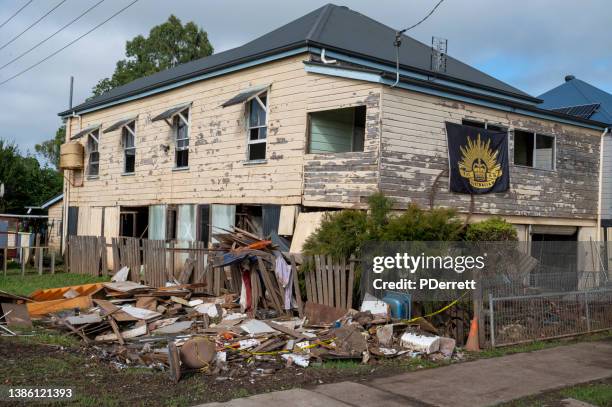 the worst floods in history have devastated the northern rivers city of lismore. debris awaits collection. an army flag shows soldiers have been here and cleaned up. - social rehabilitation centre stock pictures, royalty-free photos & images