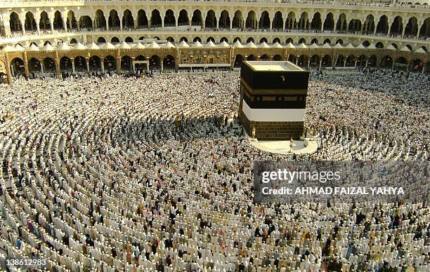 muslim pilgrims get ready to pray in mecca - kaaba stockfoto's en -beelden