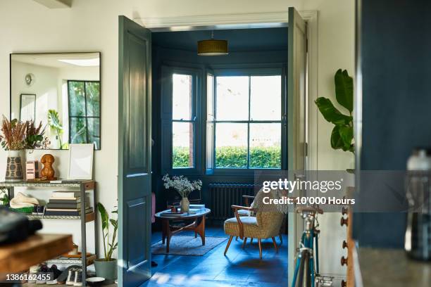 looking through from kitchen to bay window in sitting room - janela saliente - fotografias e filmes do acervo