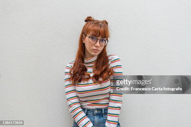 trendy young woman posing for camera - oranje haar stockfoto's en -beelden