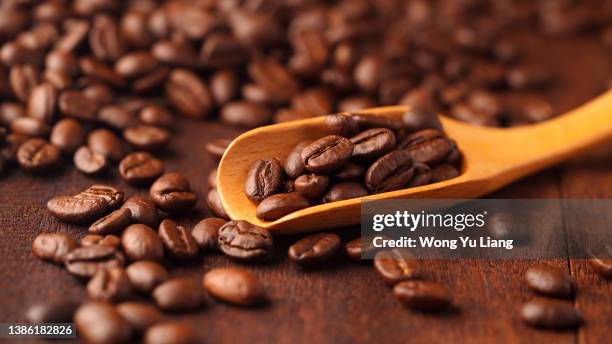 coffee bean on wooden spoon , with wood background - americano photos et images de collection
