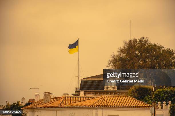 ukrainian flag flying against dusty sepia sky cascais - ukraine war imagens e fotografias de stock