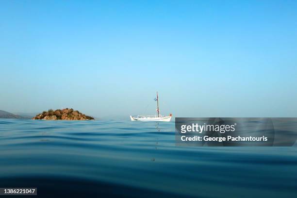 greek traditional fishing boat at sea in the summer - mar egeo fotografías e imágenes de stock