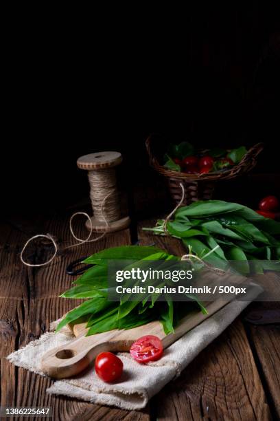 allium ursinum fresh ramson with lots of valuable vitamins - holzhintergrund stock pictures, royalty-free photos & images