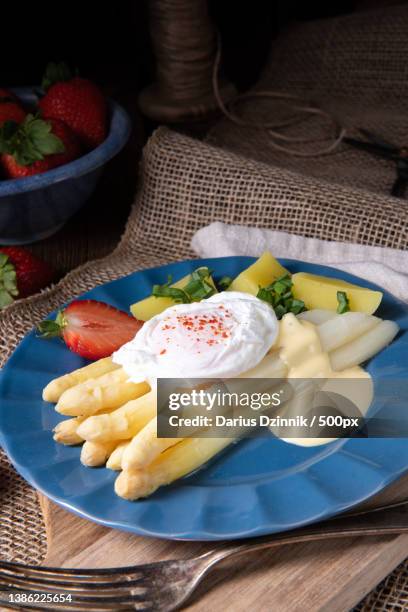 cooked asparagus with egg and potatoes - rustikal 個照片及圖片檔