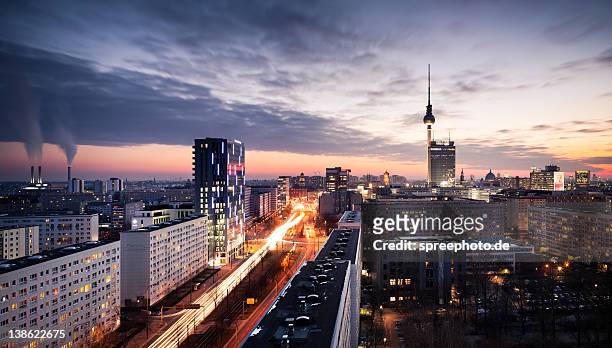 berlin skyline - stadtsilhouette stock-fotos und bilder