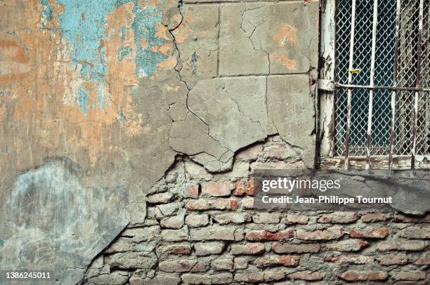 damaged wall and window - tbilisi, georgia - painted brick house stock pictures, royalty-free photos & images