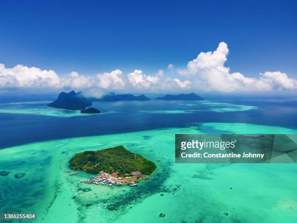 tropical ocean. aerial drone view of selakan, bohey dulang and bodgaya island. - island of borneo fotografías e imágenes de stock