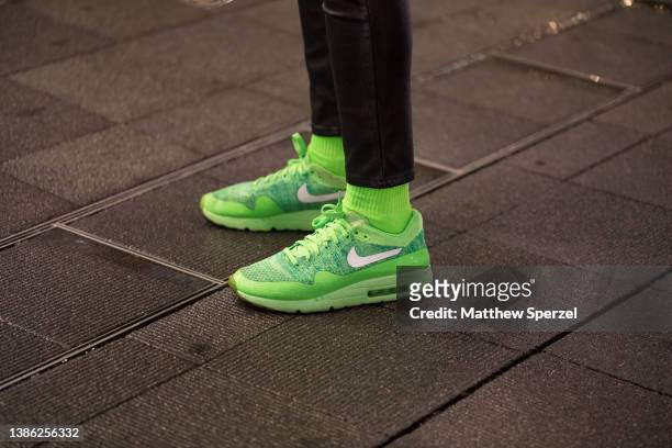 Exactamente arquitecto temerario A guest is seen wearing neon green socks and Nike sneakers outside...  Fotografía de noticias - Getty Images