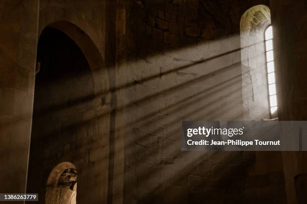 beams of light in bagrati cathedral, kutaisi, georgia - iglesia fotografías e imágenes de stock