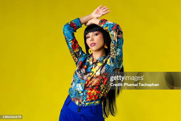 beautiful woman in front of plain background - colour background cool portrait photography stockfoto's en -beelden