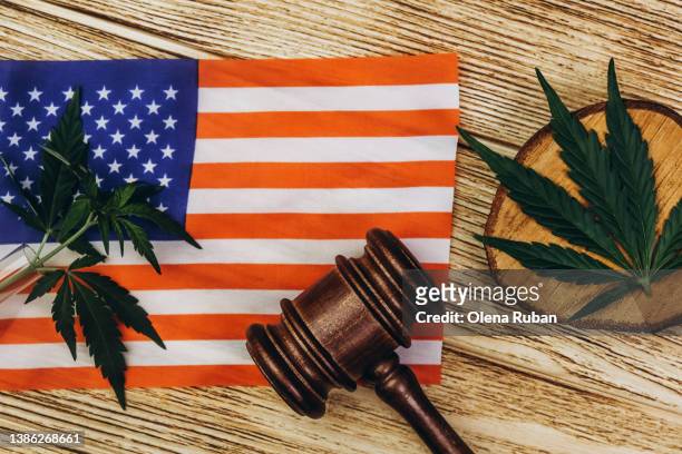usa flag, gavel and cannabis leaves. - procedimento giudiziario foto e immagini stock