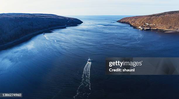 outbound lobster boat - atlantic ocean stockfoto's en -beelden