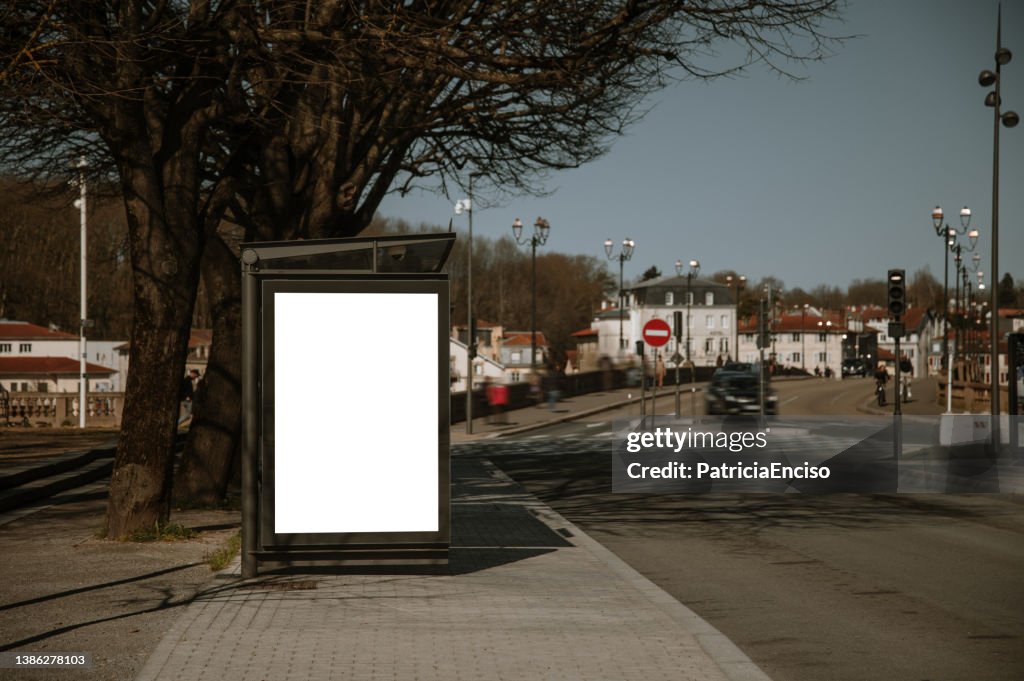 Bushaltestelle mit einer leeren Plakatwand