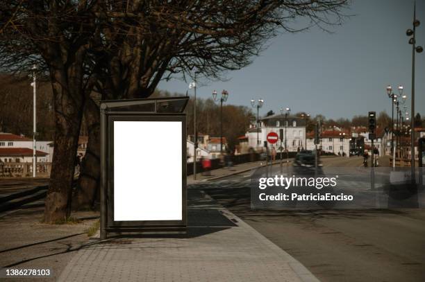 arrêt de bus avec un panneau d'affichage vide - panneau commercial photos et images de collection