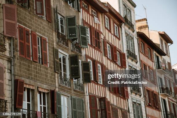 building facades in bayonne, france - bayonne imagens e fotografias de stock