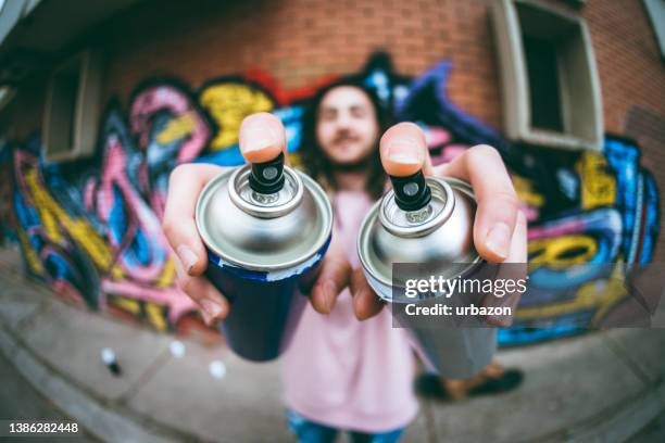 grafiteiro com dreadlocks - street artist - fotografias e filmes do acervo