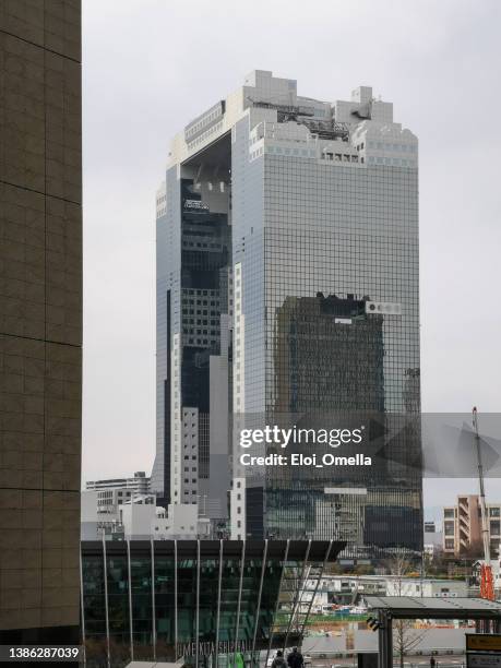 segni pubblicitari colorati di ristoranti e negozi di souvenir a dotonbori, osaka, giappone - umeda sky building foto e immagini stock