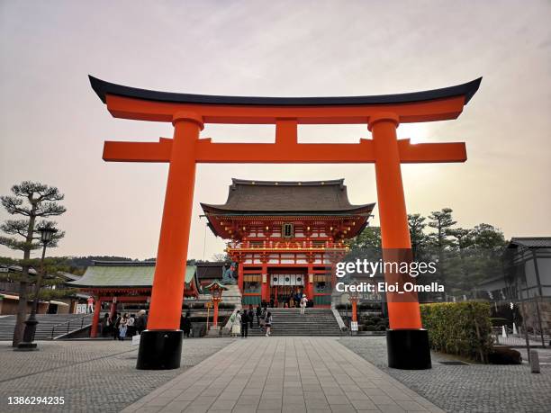 haupttor bei fushimi inari taisha - kyoto stock-fotos und bilder