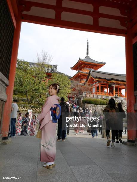 woman dressed with traditional clothing at kiomizu-dera, kyoto, japan - kiyomizu temple stock pictures, royalty-free photos & images