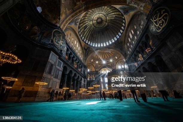 gran mezquita de santa sofía, estambul, turquía foto de archivo - catedral interior fotografías e imágenes de stock