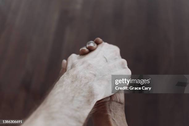 couple holds hands - manos entrelazadas fotografías e imágenes de stock