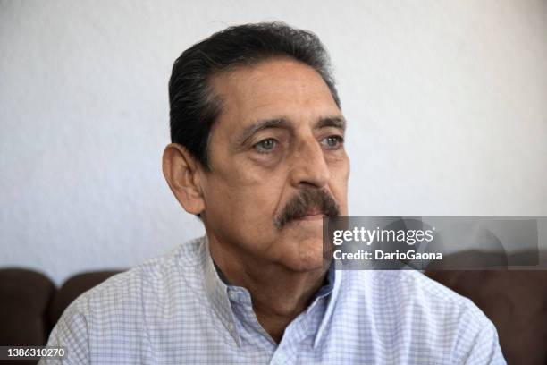 senior man portrait - hombre latino stock-fotos und bilder