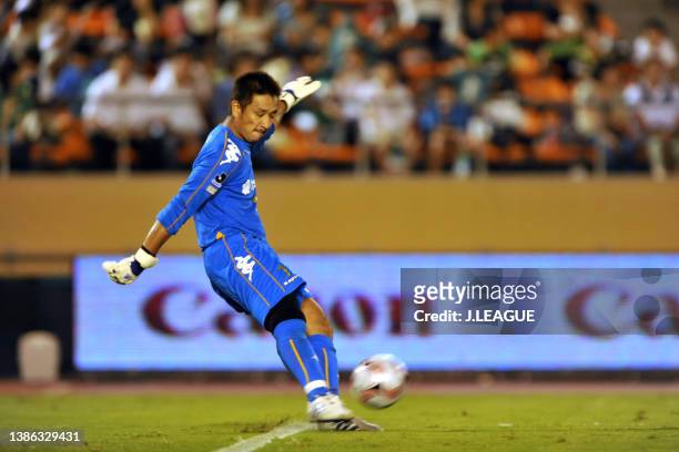 Yoichi Doi of Tokyo Verdy in action during the J.League J1 match between Tokyo Verdy and Urawa Red Diamonds at National Stadium on August 27, 2008 in...