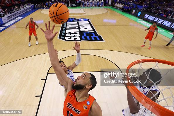 Vincent Lee of the Cal State Fullerton Titans fights for rebound ...