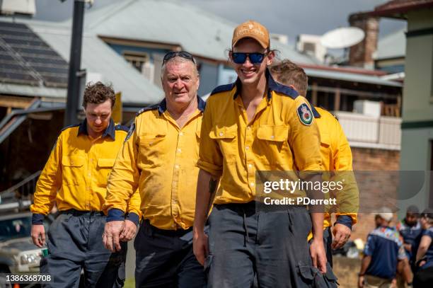 the worst floods in history have devastated the northern rivers city of lismore. ses volunteers worked very hard. - emergencies and disasters australia stock pictures, royalty-free photos & images