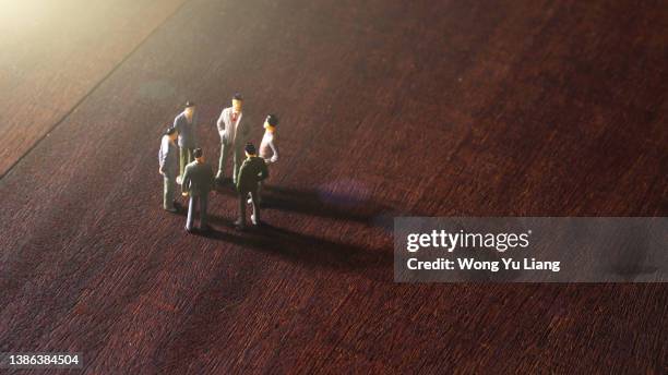 miniature business people having a meeting with copy space - small business meeting in asia photos et images de collection