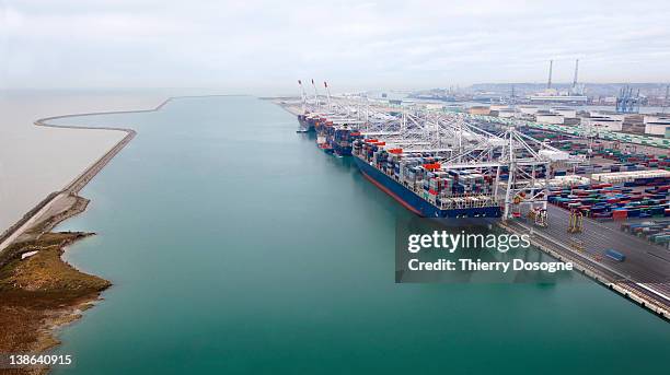 containers ship - le havre stockfoto's en -beelden