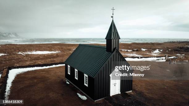 冬のアイスランドのブディール・スネフェルスネス・ブジャキルクヤの黒人教会ブディール - アイスランド文化 ストックフォトと画像
