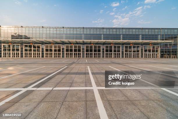 empty parking lot under blue sky and white clouds - parking space - fotografias e filmes do acervo