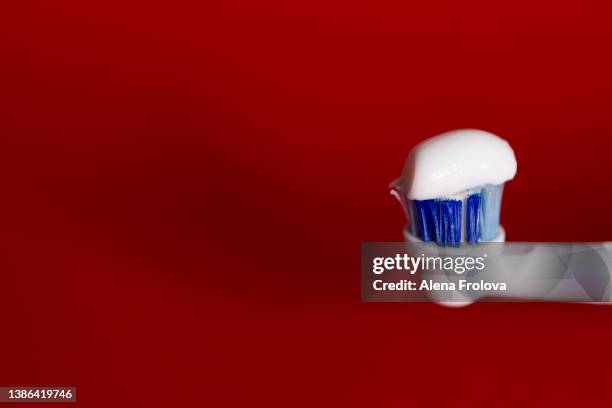 toothbrush with paste - nanoparticule photos et images de collection