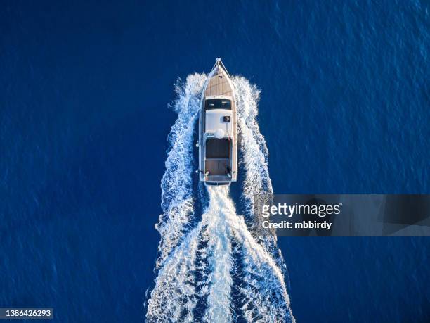 speedboat-rennen auf dem offenen meer - yacht top view stock-fotos und bilder