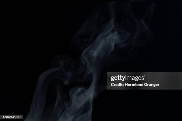 white natural steam smoke effect on solid black background with abstract blur motion wave swirl use for overlay in pollution, vapor cigarette, gas, dry ice, warm hot food, boil water smoke concepts - comida básica fotografías e imágenes de stock