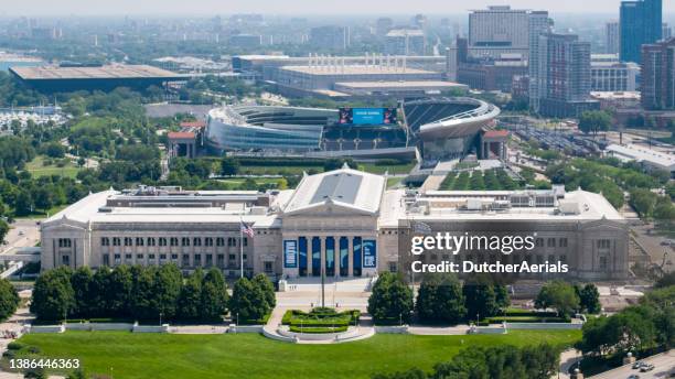 vista aérea del museo field con soldier field al fondo - field museum fotografías e imágenes de stock