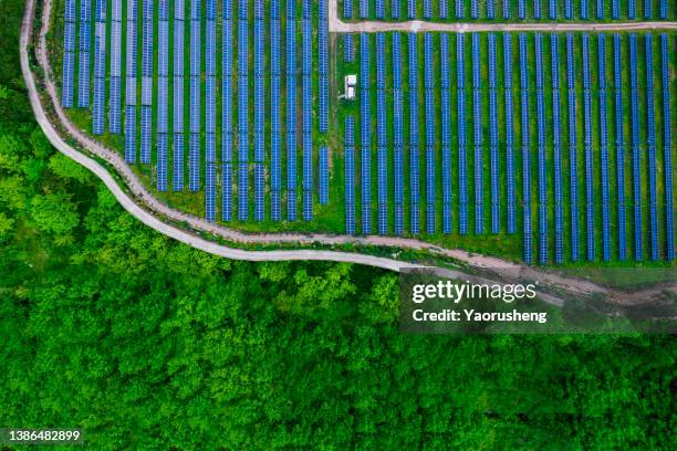 high angle view of solar panels , agricultural landscape - umweltfreundliche energieerzeugung stock-fotos und bilder