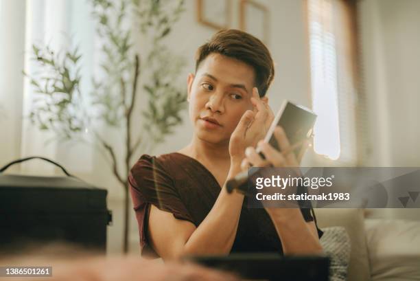 drag queen asiática aplicando maquiagem no camarim. - beautiful transvestite - fotografias e filmes do acervo