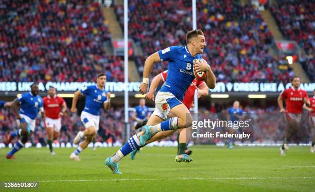 Edoardo Padovani of Italy breaks for the line to score the winning try during the Six Nations Rugby match between Wales and Italy at Principality...
