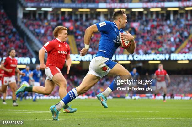 Edoardo Padovani of Italy breaks for the line to score the winning try during the Six Nations Rugby match between Wales and Italy at Principality...