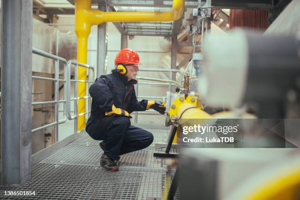 trabalhador industrial trabalhando em fábrica da indústria. - planta petroquímica - fotografias e filmes do acervo