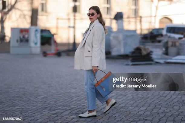 Aline Kaplan is seen wearing Anine Bing beige blazer, Tory Burch denim brown bag, Flattered beige mokassins, Filippa K white blouse, Mango scarf,...