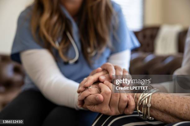 atención médica en el hogar - holding hands fotografías e imágenes de stock