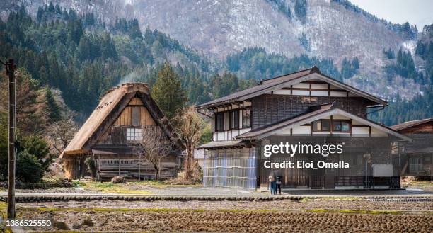 traditional and historical japanese village shirakawago in early spring - toyama prefecture imagens e fotografias de stock