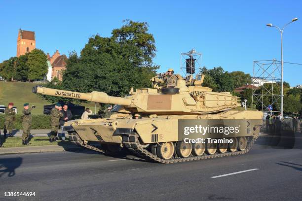 abrams tank driving on a parade - m1 abrams stock pictures, royalty-free photos & images